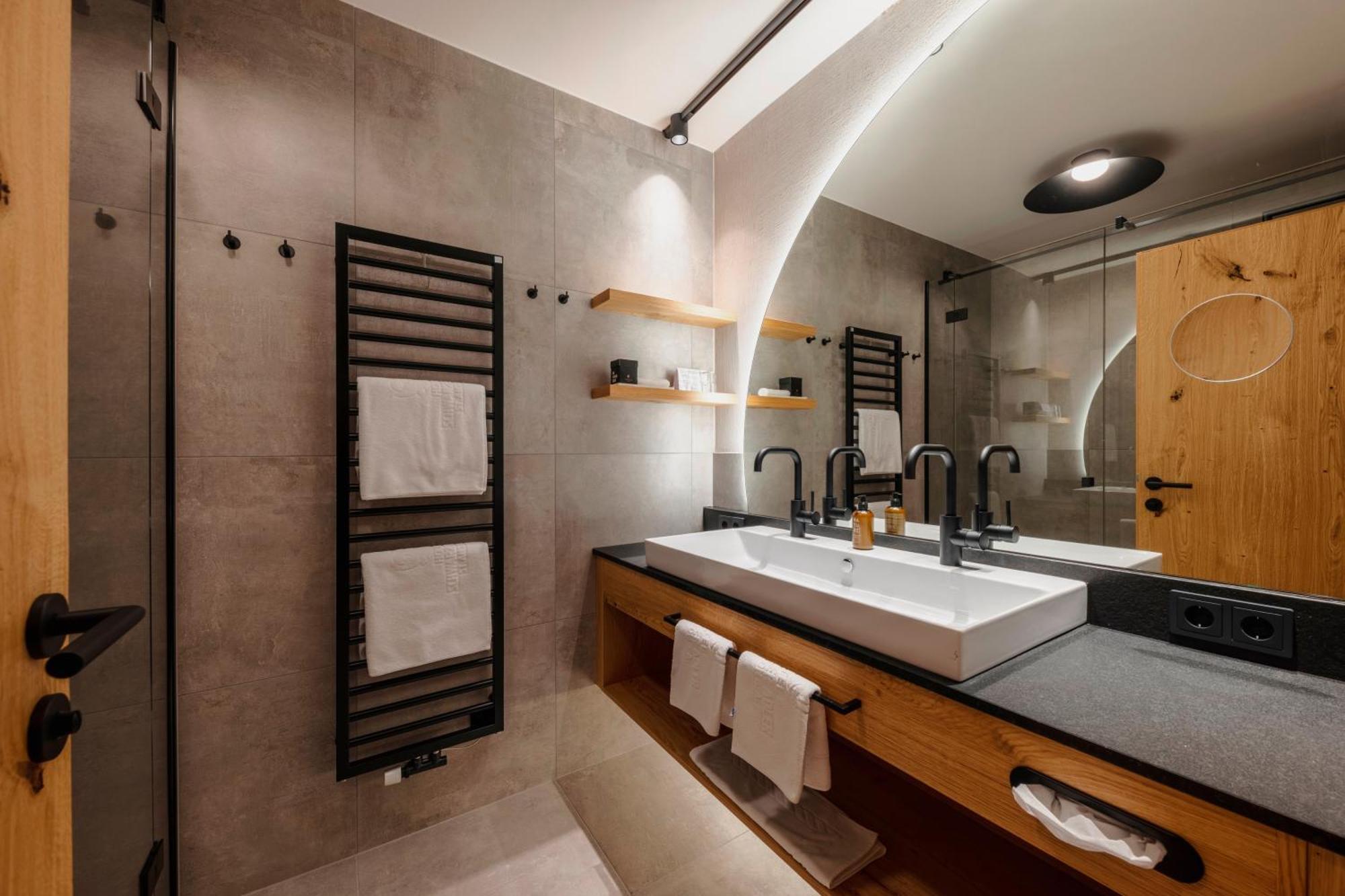 Hotel Schwarzer Adler - Sport & Spa Sankt Anton am Arlberg Room photo